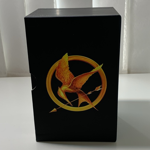 USED SET OF 3 BOOKS SUZANNE COLLINS CATCHING FIRE, MOCKINGJAY, THE HUNGER GAMES. - Picture 3 of 3